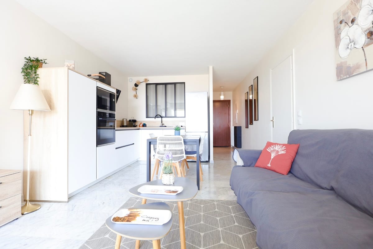 Séjour lumineux d’un logement présenté par Keys Concept
